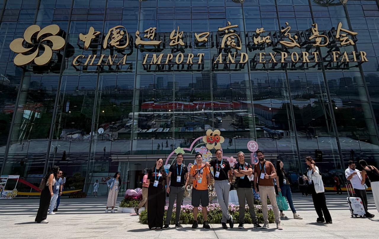 Equipe do Grupo Now na Canton Fair, na China