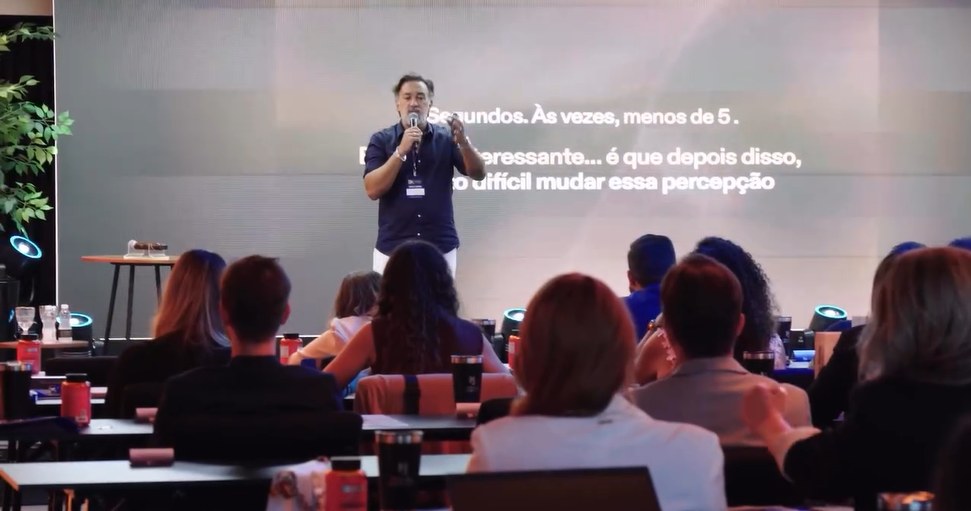Plateia acompanhando uma palestra da Jornada 4S